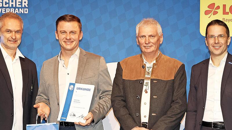 Stefan Heinlein (2.v.l.) erhielt den Ehrenamtspreis des BFV. Mit im Bild (von links) der Bundestrainer der Frauenfußballnationalmannschaft Christian Wück, Kreis-Ehrenamtsbeauftragter, Kreis Coburg/Kronach/Lichtenfels, Michael Deuerling und BFV-Pr... Stefan Heinlein (2.v.l.) erhielt den Ehrenamtspreis des BFV. Mit im Bild (von links) der Bundestrainer der Frauenfußballnationalmannschaft Christian Wück, Kreis-Ehrenamtsbeauftragter, Kreis Coburg/Kronach/Lichtenfels, Michael Deuerling und BFV-Pr...