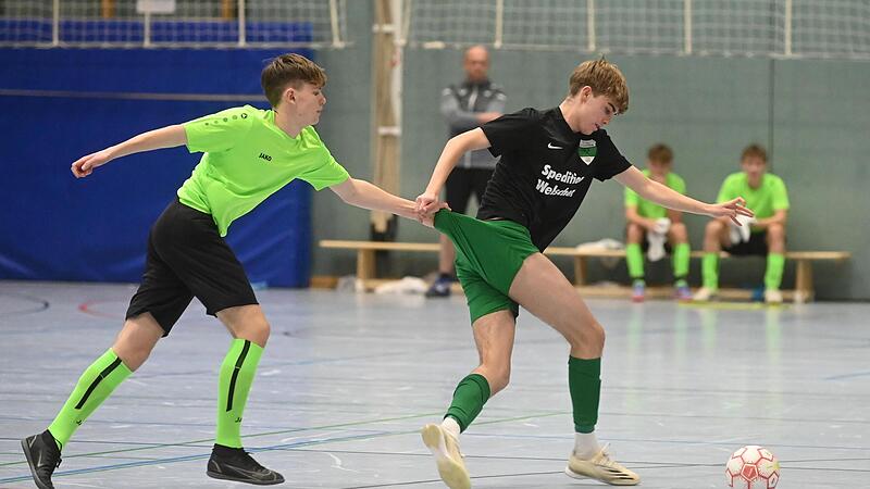 Ein Altenkunstadter probiert es mit einer Textilprobe beim Frankenw&auml;lder. Die JFG Gr&uuml;n-Wei&szlig; war allerdings nicht zu stoppen.