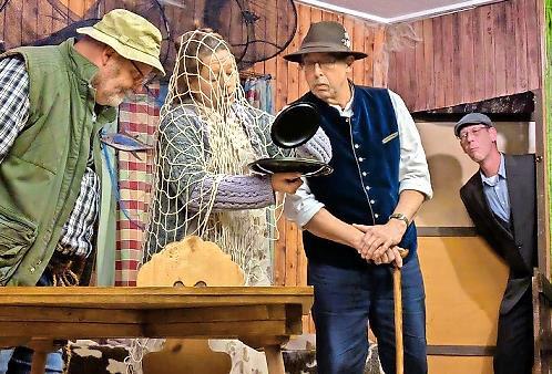 Von links Jürgen Ellerbock, Silke Wolfrum und Gerhard Römer; hinten aus der Tür schaut Thomas Drummer.