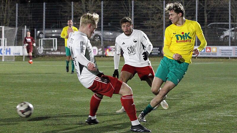 Der DJKler Sebastian Zweyer (rechts) wird im Heimspiel gegen den FC Coburg von Maximilan Gra&szlig; gestoppt; hinten Cristian Fischer.