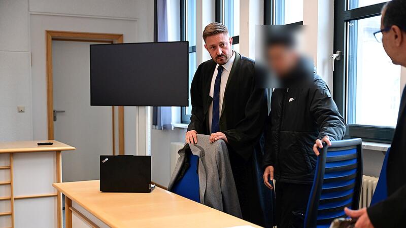 Rechtsanwalt Maximilian Glabasnia aus Bamberg, der Angeklagte und ein Dolmetscher