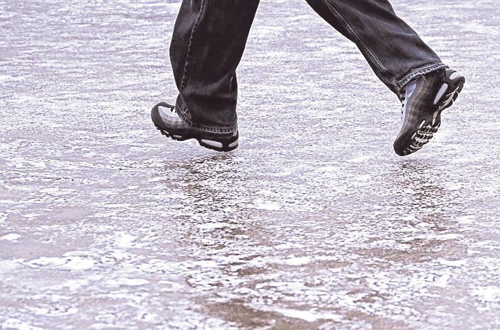 Die Fl&auml;che vor dem Reichstagsgeb&auml;ude ist vereist.