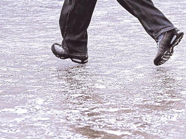 Die Fl&auml;che vor dem Reichstagsgeb&auml;ude ist vereist.