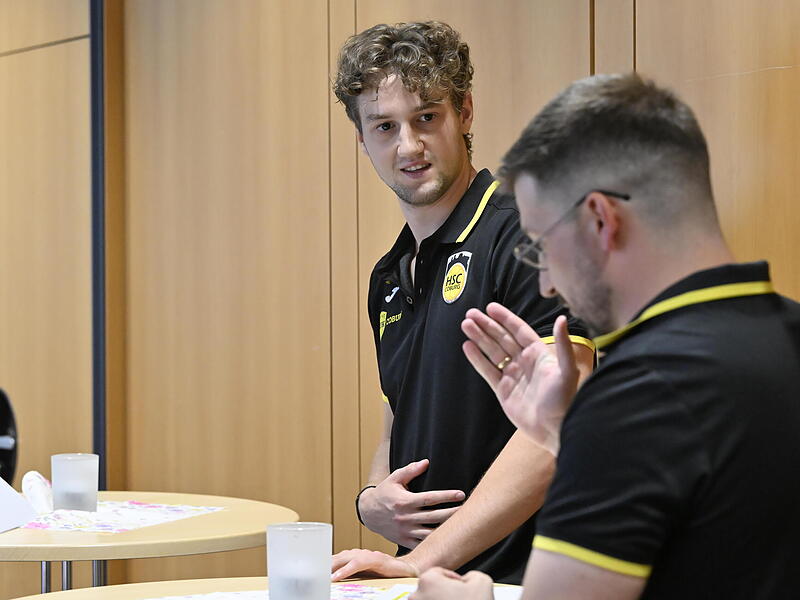 Marin Lisac durfte bei der Auftakt-PK des HSC Coburg seine Vertragsverlängerung bekanntgeben. Marin Lisac durfte bei der Auftakt-PK des HSC Coburg seine Vertragsverlängerung bekanntgeben.