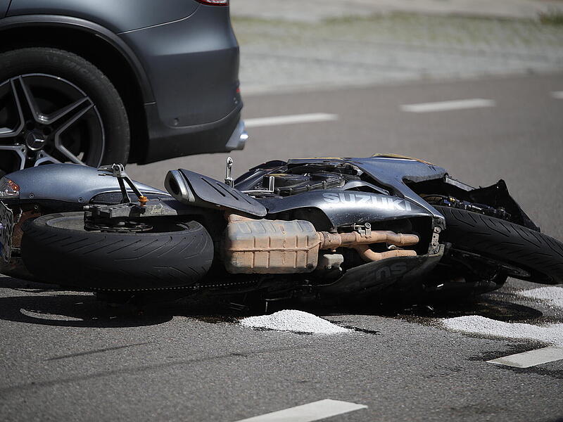 Unfall in Kreisverkehr in Bamberg: Motorradfahrer bei Zusammensto&szlig; verletzt