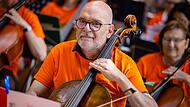 Mathias Wiedemann war mit seinem Cello dabei.