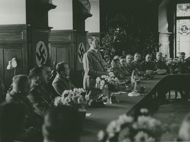 19. Oktober 1935: Adolf Hitler spricht im Coburger Rathaus. Die Nazis hatten in Coburg schon früh Rückhalt in bürgerlichen Kreisen und ab 1929 die Mehrheit im Coburger Stadtrat. Adolf Hitler 1935 in Coburg. Die Stadt war im Dritten Reich eine Hochburg der Nazis.