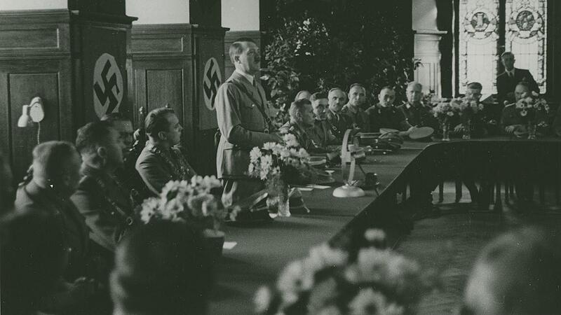 19. Oktober 1935: Adolf Hitler spricht im Coburger Rathaus. Die Nazis hatten in Coburg schon früh Rückhalt in bürgerlichen Kreisen und ab 1929 die Mehrheit im Coburger Stadtrat. Adolf Hitler 1935 in Coburg. Die Stadt war im Dritten Reich eine Hochburg der Nazis.