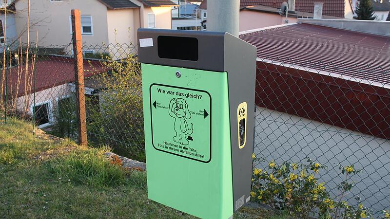 Entsorgungsbehälter für Hundekot sind im Gemeindegebiet aller Orten anzutreffen. Herumliegender Hundekot allerdings leider auch. Entsorgungsbehälter für Hundekot sind im Gemeindegebiet aller Orten anzutreffen. Herumliegender Hundekot allerdings leider auch.