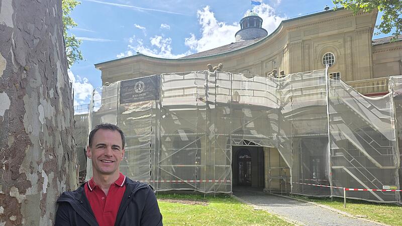 Alexander Steinbeis hofft, dass die Zusage eingehalten wird: Bis zum 20. Juni 2025 soll das Ger&uuml;st an der Front des Regentenbaus verschwunden sein.