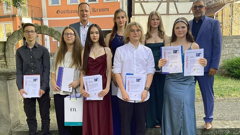 &Uuml;ber besondere Ergebnisse im Bereich des Mittleren Schulabschlusses freuen sich diese Sch&uuml;ler (vordere Reihe von links): Leo von der Linden, Lea Oberreuter, Angelina Eichhorn, Valerie Putz und (hintere Reihe von links) B&uuml;rgermeister Michael Ziegle...