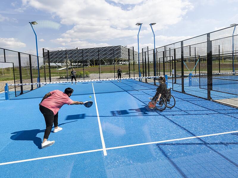 Ob Tennis, Squash oder Paddle, bei Adidas steht Mitarbeitern ein breites Angebot an Sportarten zur Verf&uuml;gung.
