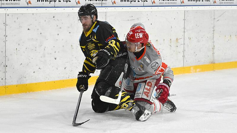 Der zweifache Bayreuther Torsch&uuml;tze Michal Spacek (links) wird hier vom Peitinger Samuel Payeur attackiert.