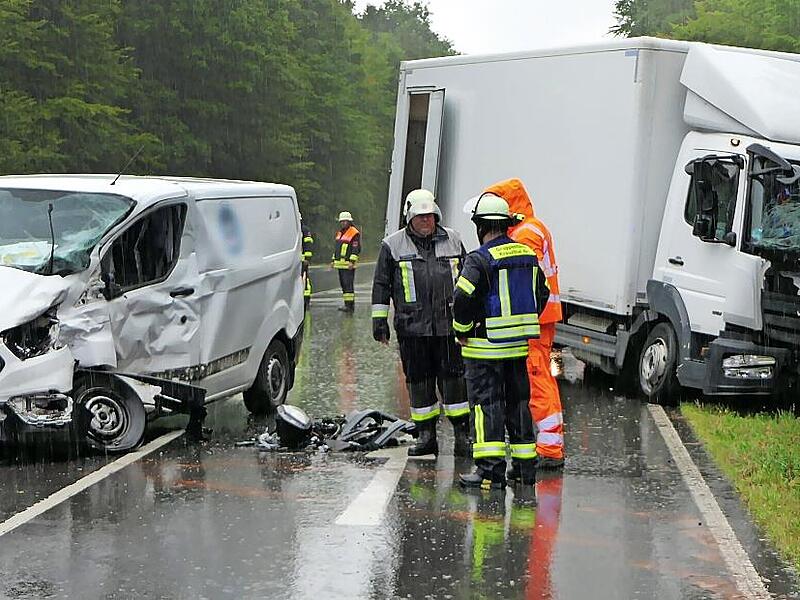 Auf der B 303 in Höhe von Kreuzthal kam es am Donnerstag zu einem heftigen Zusammenstoß.