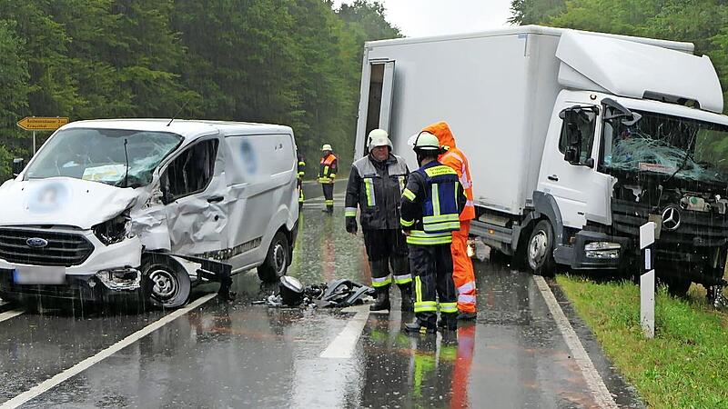 Auf der B 303 in Höhe von Kreuzthal kam es am Donnerstag zu einem heftigen Zusammenstoß.