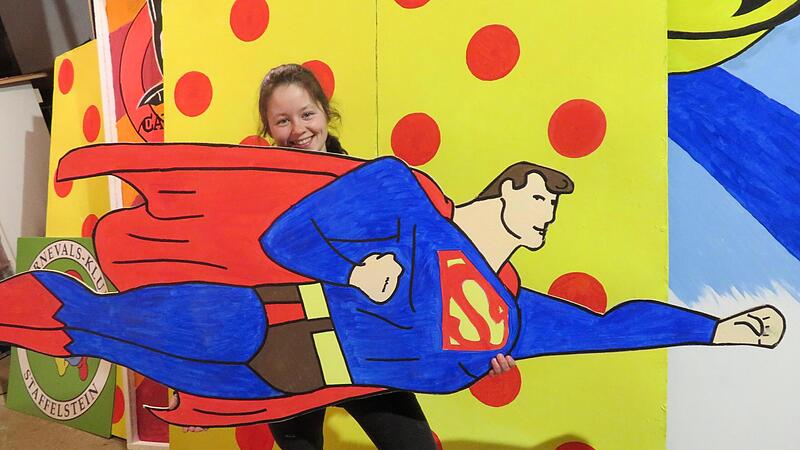 Nanu, wo will den Marie Hess mit dem Superman hin? Na klar, zum großen SKK-Ball mit dem Motto „Helden der Kindheit“