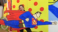 Nanu, wo will den Marie Hess mit dem Superman hin? Na klar, zum großen SKK-Ball mit dem Motto „Helden der Kindheit“