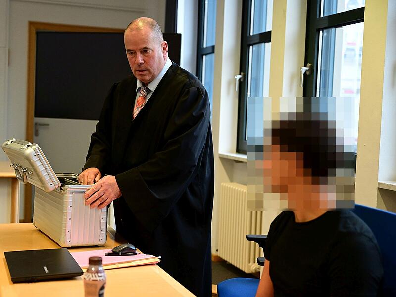 Rechtsanwalt Thomas Drehsen aus Bamberg und der Angeklagte