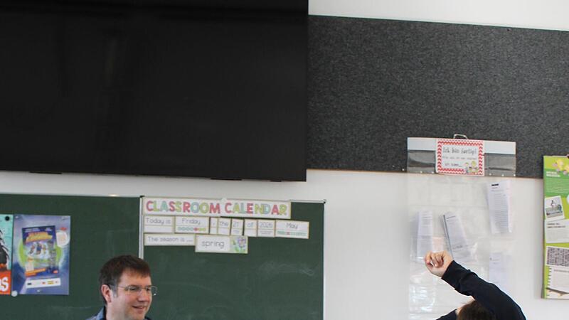 Buchhändler Martin Eisenmann führt die 5. Klässler der Mittelschule Hammelburg in die Welt der Bücher ein. Buchhändler Martin Eisenmann führt die 5. Klässler der Mittelschule Hammelburg in die Welt der Bücher ein.