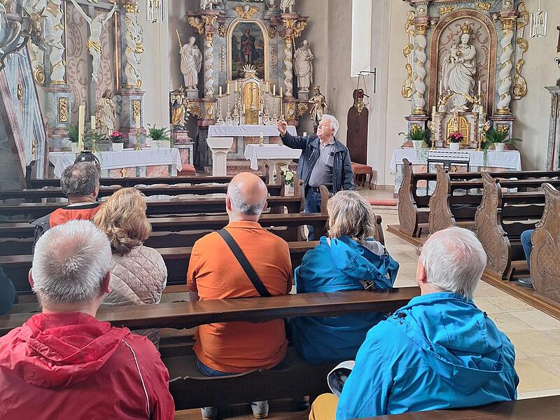 Willi Pecht ging auf die Kirchengeschichte und die kunsthistorischen Besonderheiten der Bramberger Kirche ein.