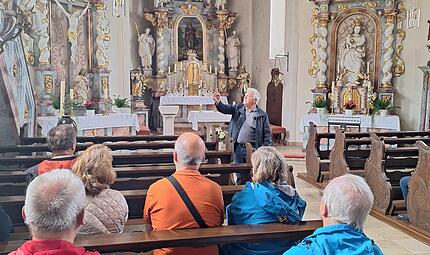 Willi Pecht ging auf die Kirchengeschichte und die kunsthistorischen Besonderheiten der Bramberger Kirche ein.