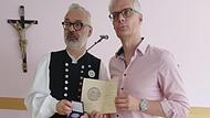 Oberbürgermeister Uwe Kirschstein (r.) erhält die „Braunauer Medaille“ von Heimatkreisbetreuer Erik Buchholz.Forchheim & Fränkische Schweiz