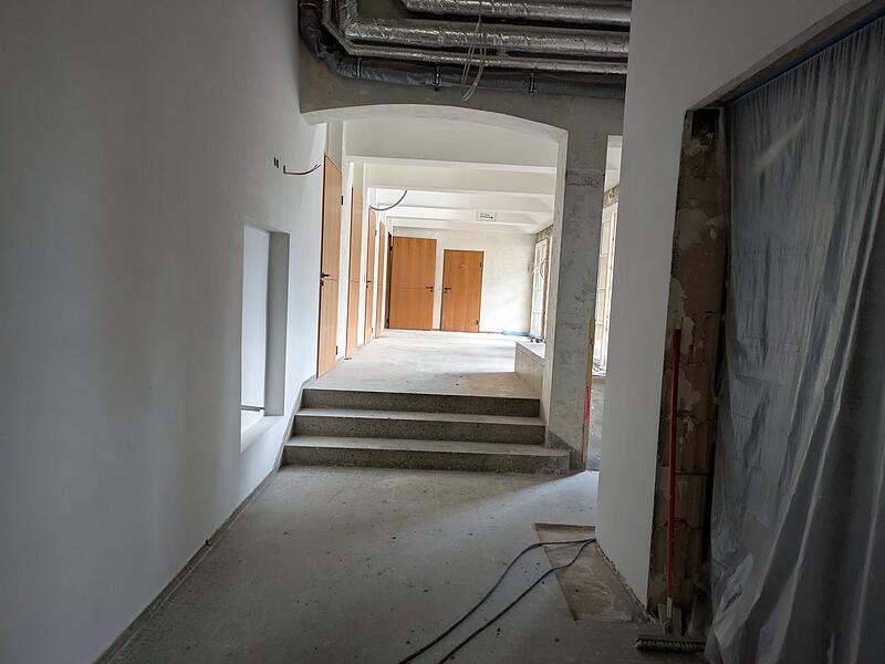 Jugendhaus Münnerstadt der Augustiner wird betreutes Wohnen der Carl von Heß SozialstiftungSanierung Münnerstädter Jugendhaus (Stand März) Rechts des großen Veranstaltungssaals geht es bald zu einem kleinen Garten. Dies ist im Bauabschnitt 2 noch zu gestalten.