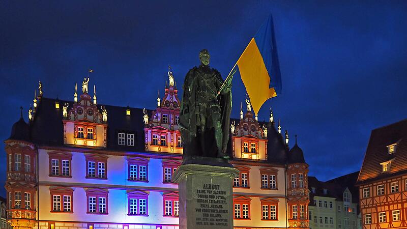 Starkes Zeichen mitten in der Stadt: Von M&auml;rz bis Juli war am Prinz-Albert-Denkmal eine Ukraine-Fahne befestigt.