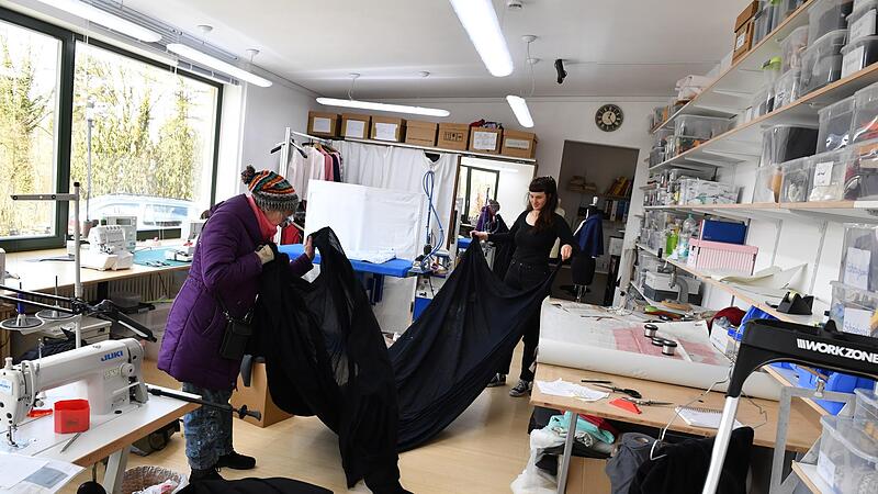 Anita Rask Nilsen (links) und Auszubildende Birgit Waizenegger in der Schneiderei.