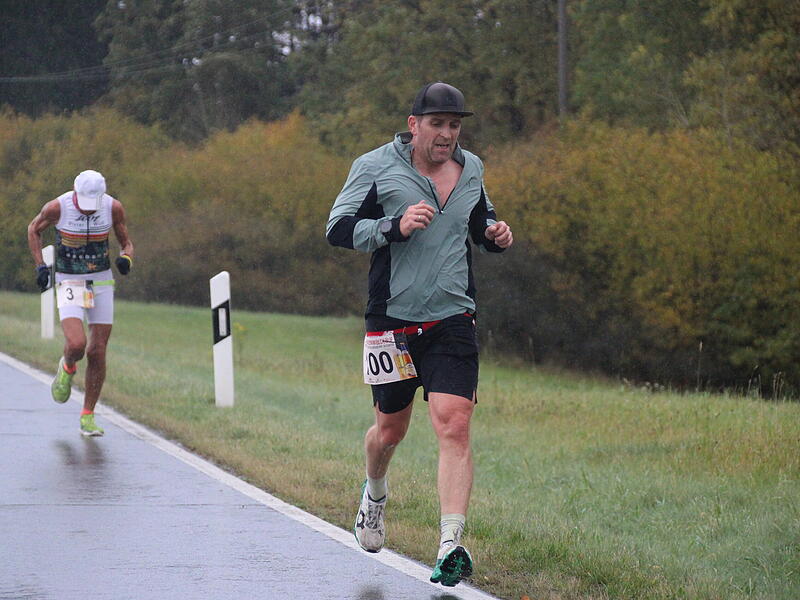 Trotz nasskaltem Herbstwetter lie&szlig;en sich die Sportler den Spa&szlig;  beim 38. Frankenwaldlauf der LG Ludwigschorgast nicht vermiesen.