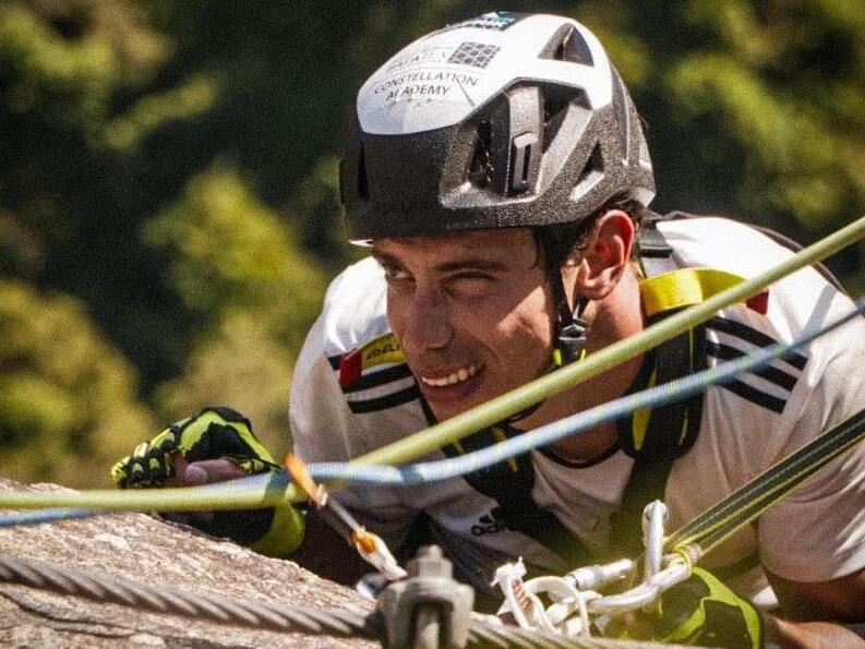 Vor wenigen Wochen kletterte Grasser mit Unterst&uuml;tzung seiner Helfer auf den Zuckerhut in Rio.