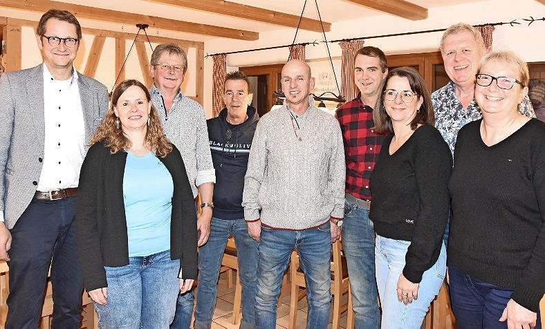 Bürgermeister Steffen Lipfert (l.) mit den Gemeinderatskandidaten in Pretzfeld.Forchheim & Fränkische Schweiz Bürgermeister Steffen Lipfert (l.) mit den Gemeinderatskandidaten in Pretzfeld.