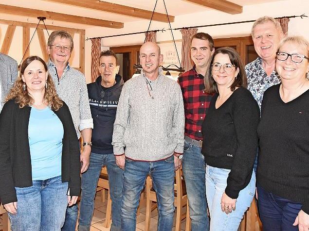 Bürgermeister Steffen Lipfert (l.) mit den Gemeinderatskandidaten in Pretzfeld.Forchheim & Fränkische Schweiz Bürgermeister Steffen Lipfert (l.) mit den Gemeinderatskandidaten in Pretzfeld.