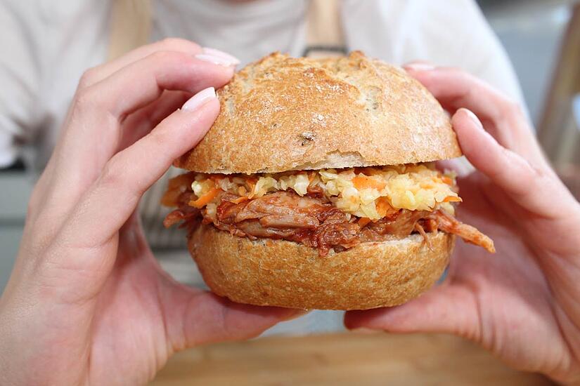 Pulled Schäuferla Burger eine leckere Kombination aus fränkischer Tradition und amerikanischem BBQ.