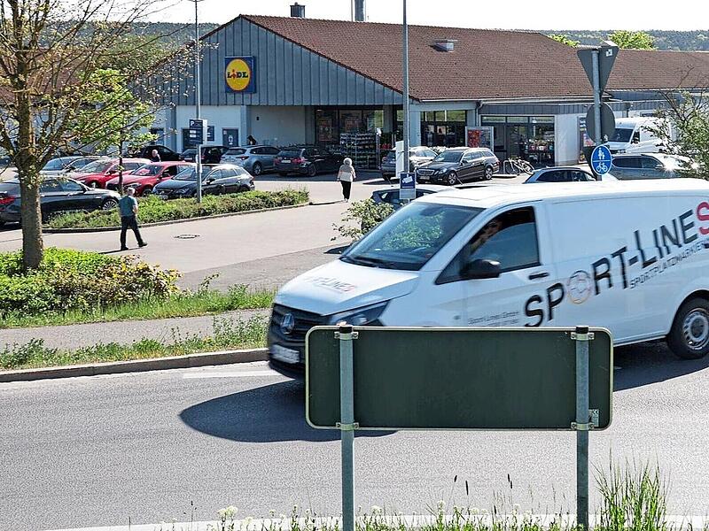 Der alte Lidl-Markt wird durch einen neuen und gr&ouml;&szlig;eren ersetzt. Das Geb&auml;ude r&uuml;ckt n&auml;her an die Staatsstra&szlig;e heran und hat ein besseres Park- und Einfahrtskonzept.