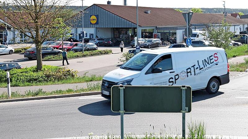 Der alte Lidl-Markt wird durch einen neuen und gr&ouml;&szlig;eren ersetzt. Das Geb&auml;ude r&uuml;ckt n&auml;her an die Staatsstra&szlig;e heran und hat ein besseres Park- und Einfahrtskonzept.