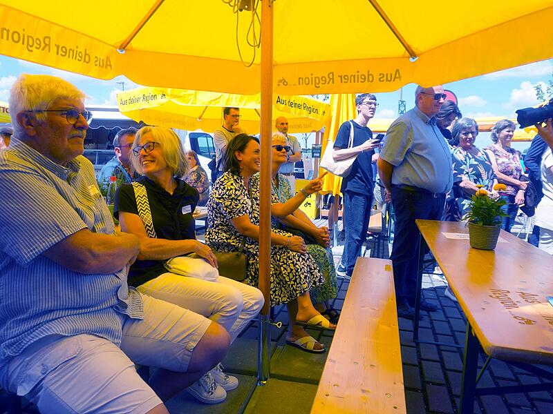 Viele Gäste waren auf dem Fest. Viele Gäste waren auf dem Fest.