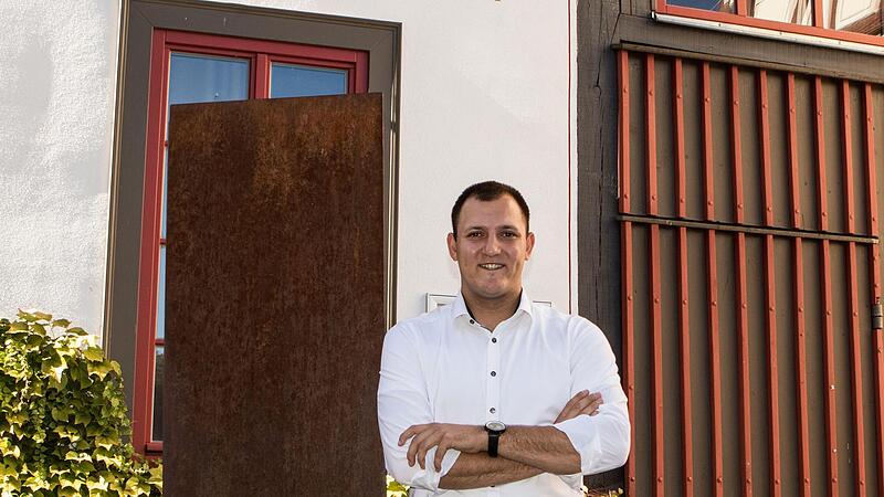 Im &bdquo;Kleinen P&ouml;rtner&ldquo; in dr Altstadt von Se&szlig;lach erlebte Nicola Schoppel 2020 seinen ersten Wahlabend als Kandidat der Freien W&auml;hler &ndash; damals bei den Wahlen zum Stadtrat von Se&szlig;lach. Fr&uuml;her geh&ouml;rte das Geb&auml;ude seiner Urgro&szlig;mutter, erinnert sich der...