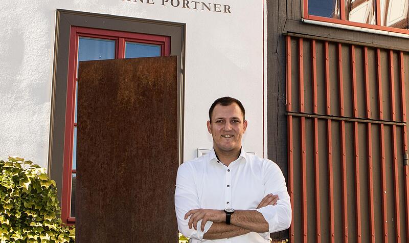 Im &bdquo;Kleinen P&ouml;rtner&ldquo; in dr Altstadt von Se&szlig;lach erlebte Nicola Schoppel 2020 seinen ersten Wahlabend als Kandidat der Freien W&auml;hler &ndash; damals bei den Wahlen zum Stadtrat von Se&szlig;lach. Fr&uuml;her geh&ouml;rte das Geb&auml;ude seiner Urgro&szlig;mutter, erinnert sich der...