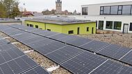 Auf dem Dach der Grundschule in Hannberg erzeugt eine Photovoltaik-Anlage bereits seit einigen Jahren Strom. Nun wird sie ausgebaut.