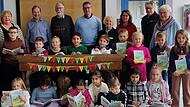 Spendenübergabe an der Siedlungsgrundschule am bundesweiten Vorlesetag: Klasse 2e und hinten von rechts nach links: Elisabeth Ackermann (SieNet), Lesepate Konstantin Wehr (Lesepate) , Sabine Hipskind (Lesebeauftragte), Sibylle Heisel (Schriftführerin SieNet), Ralf Machwart (Vorsitzender Siedlervereinigung), Jürgen Thorand (Lesepate), Martin Tröge (Kassier SieNet), Heike Schneller-Schneider (Rektorin Grundschule Kitzingen-Siedlung). Spendenübergabe an der Siedlungsgrundschule am bundesweiten Vorlesetag: Klasse 2e und hinten von rechts nach links: Elisabeth Ackermann (SieNet), Lesepate Konstantin Wehr (Lesepate) , Sabine Hipskind (Lesebeauftragte), Sibylle Heisel (Schriftführerin SieNet), Ralf Machwart (Vorsitzender Siedlervereinigung), Jürgen Thorand (Lesepate), Martin Tröge (Kassier SieNet), Heike Schneller-Schneider (Rektorin Grundschule Kitzingen-Siedlung).