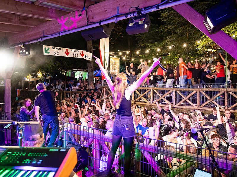 Annafest Forchheim 2025: Zweiter SamstagForchheim & Fränkische Schweiz Das Annafest 2026 wirft bereits seine Schatten voraus. Nicht fehlen darf natürlich das umfangreiche Musikprogramm. Welche Bühnenpläne bislang bekannt sind – die große Übersicht.
