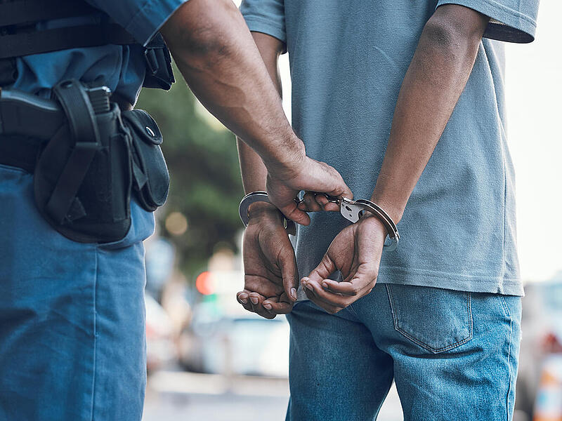 Forchheim: Senior durchschaut Schockanruf - Polizei nimmt Betrüger fest Festnahme, Handschellen, Polizei