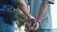 Ein 30-jähriger Wohnsitzloser randaliert am 6. Oktober 2025 in der Wohnung eines Bekannten in Mönchröden und wird von der Polizei festgenommen. Festnahme, Handschellen, Polizei