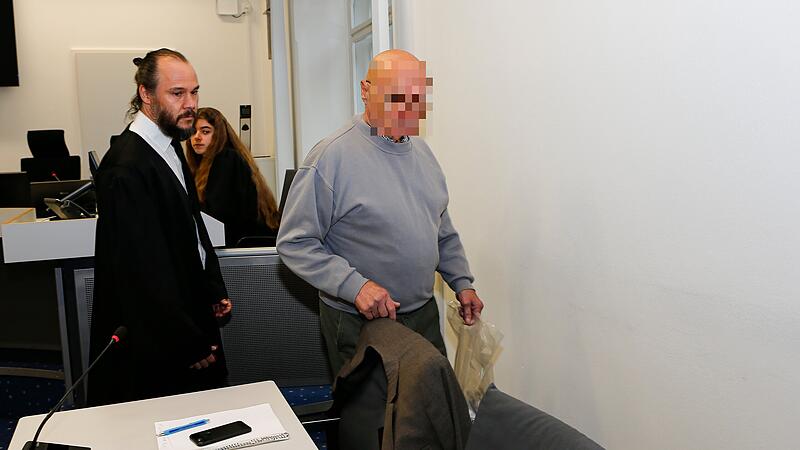 Mit seinem Verteidiger erschien der Angeklagte im Fall Katina K. zum Urteil.