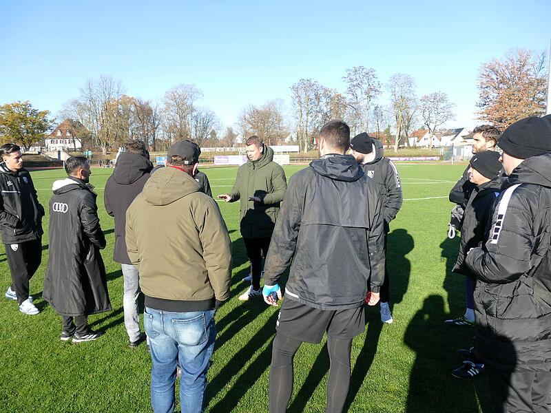 Hier teilt Michael Dotzel (Grüne Jacke) den Vertretern des FC Eintracht und des FC Ingolstadt mit, dass er das Bayernligaspiel nicht anpfeift.