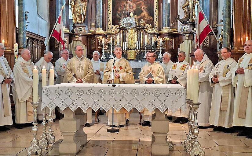 Hauptzelebrant der Heiligen Messe war H.H. Erzbischof em. Ludwig Schick (Mitte). Anlässlich des 75. Geburtstag von Pfarrer i. R. Thomas Thielscher (links hinter Dr. Schick) kamen viele Priester zur Konzelebration.