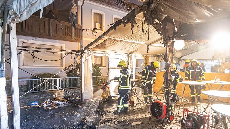 Schutt, Asche und ein völlig ruiniertes Zelt: Das Feuer in Burghaslach, dessen Ursache noch ermittelt wird, hat einen Schneide der Verwüstung hinterlassen.