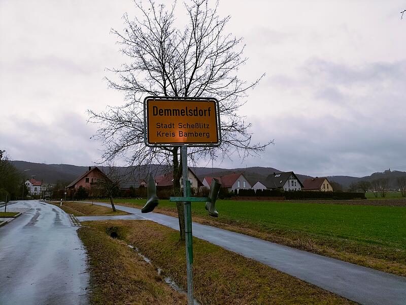 Gummistiefel an Ortsschildern sind auch ein Zeichen des Protestes der Landwirte