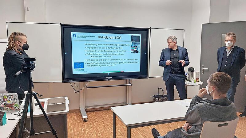 Professor Tobias Bocklet (Zweiter von rechts) und Hans Rebhan (rechts) bei der Begr&uuml;&szlig;ung der Kursteilnehmer